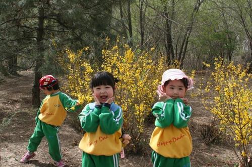 12.也许，很久以前，一些想法就相互渗透了，生活是轮回，但只有指尖留下的一滴墨水永远不会被丢弃。在这不眠的午夜中，将简单的想法变成一道美丽的诗句，并组成您早春的美丽。用早春盛开的柳丝向我致以诚挚的问候。