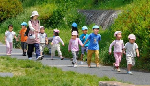 11.春天来了，漂浮的柳树像海一样绿。到了春天，草长了，莺莺飞舞，丝带飘扬在河堤上，到处都是温暖的气氛，融洽的旋律，映衬着动人的画面！