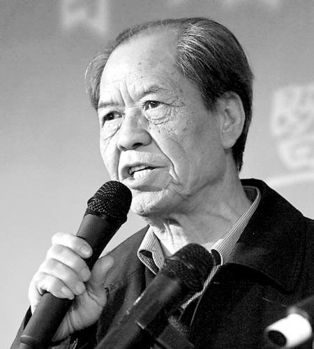 陈忠实，男，当代中国著名作家，中国作家协会副主席。 《白鹿原》是他的著名作品。其他代表性作品包括短篇小说《乡村》，《躲在老白杨树后面》和散文《创造性的情感》。中篇小说《初夏》，《四姐妹》，《陈中时小说选集》，《陈中时作品集》，《白鸽再见》等藏书。1997年获茅盾文学奖奖。其中，“白鹿平原”被教育部列入“大学生必读”系列。已经出版了超过160万本，并且已被改编为各种艺术形式，例如秦歌剧，戏剧，舞蹈剧和电影。 2006年12月15日，发布了“ 2006首届中国作家富豪榜”。陈忠实以455万元的版税收入在最富有的作家榜单上排名第13位，引起了广泛关注。