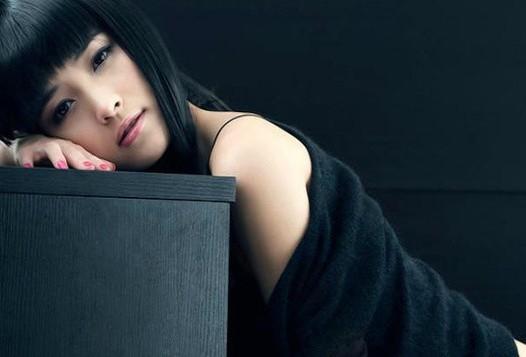 20.学会嘲笑生活，让生活照亮你的生活。生命就像方舟，在浩瀚的大海中漂流，无法找到所谓的方向。明亮的光线为您照亮目标。一个神造一座山，而不是它的海拔。水不一定要深。