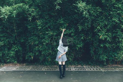 12.看到这个场景，我高兴地在地上翻了个身，大笑，大喊，拍了拍我的手，踩了脚。