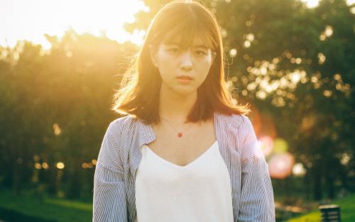 12.一个女孩知道有人迷恋她，她会变得更加优雅，友善和同情，因为她已经在爱人的眼中找到了自己。