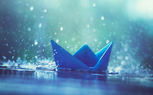 11.在下雨天可能会更怀旧。一个男人带着类似天气的心情开车回到家乡，打扫了门。门上的玫瑰开了，好像是在告诉我：“微笑，没什么大不了的。”