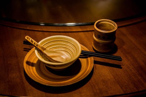 10.亲情是灯塔，为浪子的儿子照亮了道路。亲情是避难所，是流浪者的和平天堂。一家人的感情是一碗灵性鸡汤，可以让受伤的灵魂得到很好的照顾。家人的感情也是一把利剑，这对于那些不愿为打破华山而悔改的人而言。