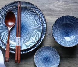 11.家庭的爱是a流，带给人甜蜜的营养。亲情是一缕柔和的阳光，默默地融化了冰冷的灵魂。亲情是一个安静的港口，让航程的疲惫消失了。亲情是父母额头上白发的增加，是父母眼中无限的关怀和希望，亲情是黑暗中的一束光，带给您无可替代的家的感觉和温暖。是的，世界上最美好的感受是家庭感情。