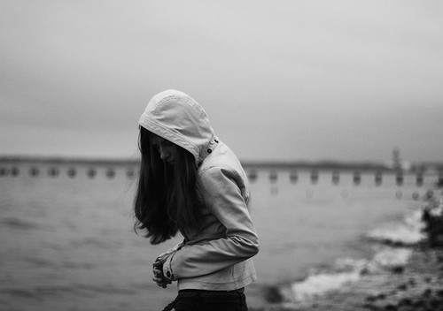 10.寂静的夜晚在不知不觉中悄然传播，岁月悄悄流逝。带着沉静而疲惫的面孔的世界之风，搅动着尘土飞扬的心弦，使我记忆的深处泛起了红肿，轻松地捕捉了我那短暂的转瞬即逝的岁月，摆脱了记忆中的尘土和烟雾。我很茫然