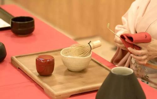 15.通过热开水，通过忙碌的起伏，品尝这种茶，它确实是苦涩的，就像企业家的艰辛；奉献青春之美，奉献生命之精髓，饮这茶，真是香浓醇香。