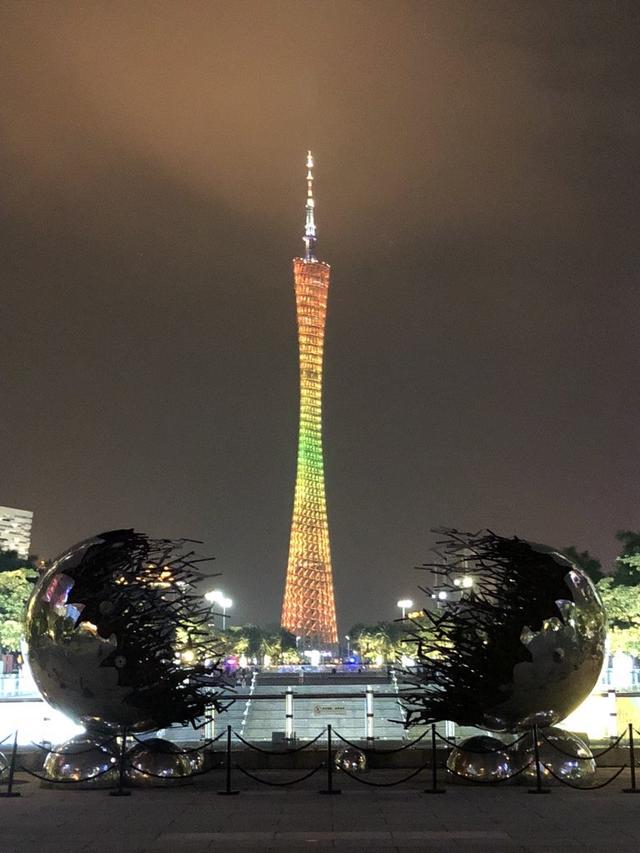 9.周末如期在这里，发送短信是为了安慰，希望您在身心上都不会感到疲倦，无论您是否回来，友谊都是宝贵的。天气转冷了，祝你衣服和被子多一点，祝你周末快乐，花开富裕。