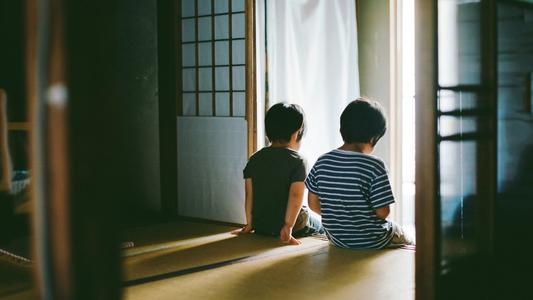 12.她是一个活泼可爱的小女孩，有着洁白的脸庞，弯曲的眉毛和一双水汪汪的眼睛。她喜欢唱歌和跳舞，还参加了学校舞蹈团！她穿着那条红色的裙子和白花，跳得很美！