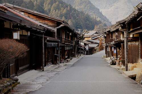 15.春风吹拂着云层和薄雾，阳光灿烂地微笑着，在湖面上散布着温暖和光彩。