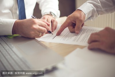30.身影在春风中并肩站着，夏天细雨中牵手相伴，秋天的阳光下聊天的温暖，冬天在雪地里玩耍的景象，都深深地打动了我。离别时。祝你一切顺利！