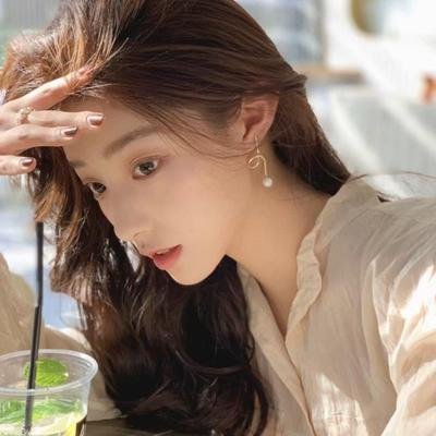 15.你和我匆忙地经历了多少个故事，在我内心的沧桑中有多少个不竭的回忆，真实的未来会告诉你更多的真相，并让过去的故事光明和清晰。