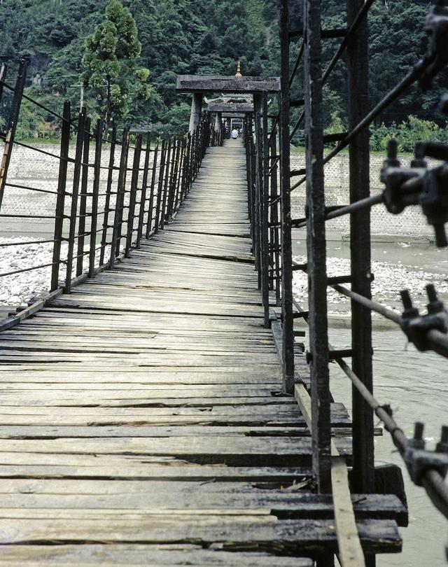 9.叶子是黄色的，草是枯萎的，夜晚是长大的，天空是凉爽的，风是晴的，云是微弱的，秋天是高的，空气是清新的，风是吹的，雨是沉重，露水沉重，霜降，寂寞是的，我想念你，信在这里，我加了衣服，保重。