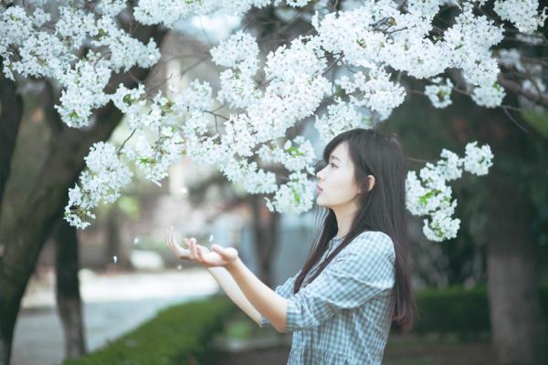 20.通过我的经验，我学会了对他人友善，但也让自己走了。用我的才华和能力为他人带来好运和幸福，这比批评和指责更有意义和更有价值。世界上没有完美的事物，没有完美的人，关键是确切地知道您想要什么。如果您得到想要的东西，那么您肯定会失去另一部分。如果您想获得一切，您将一事无成！
