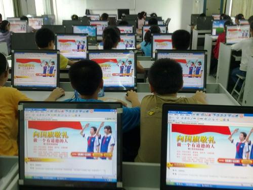 向国旗标志2020致敬