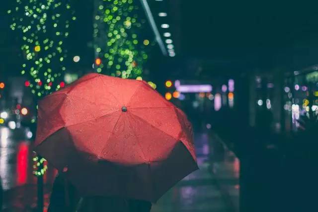 11.我将暴风雨般的爱隐藏在心中，以免给对方造成心理压力。我的爱越珍贵，我就越珍惜他人的爱。