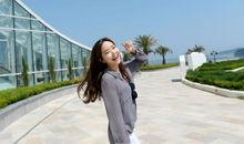 微笑既显得亲近又保持了距离