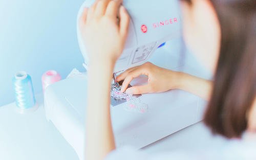 12.像二月的北京一样，他心情愉快，春暖花开！
