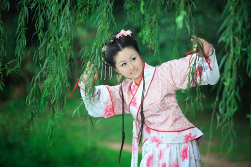 26.最强大的病毒是爱和谎言。