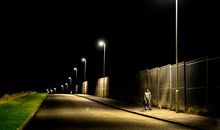 等!像灯一样的照亮着那条路