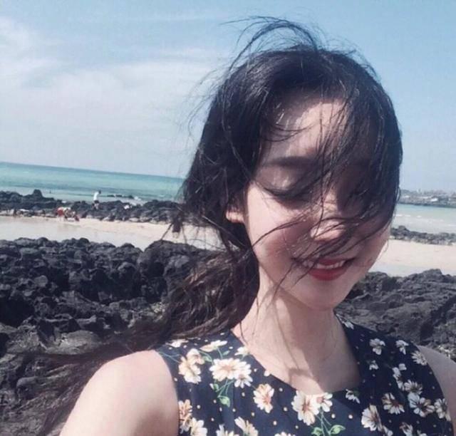 10.烟花是如此美丽而短暂。谁的烟火把我弄得眼花，乱，在接下来的岁月里，只留下了我不停的回忆和冷泪。