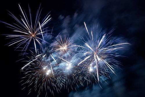 10.突然，烟花飞向天空。刹那间，他们爆炸了，天空盛开了。有些像银的流星，有些像五颜六色的花朵，有些像橙色的外套，有些像金色的太阳，像日光一样照耀着大地。美丽！