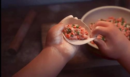 10.当孩子远行时，母亲会得到提醒。在下雨天，母爱是一把花伞。母爱是一个充满爱心的母亲手中的线。母爱是流浪儿童的衣服。母爱是孩子成功的希望。母爱是过早的改变。白色的寺庙。