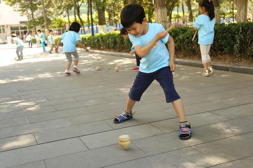 11.莹莹弯腰并伸展腿部，,子牢牢地落在她的脚上，就像被磁铁吸引一样。