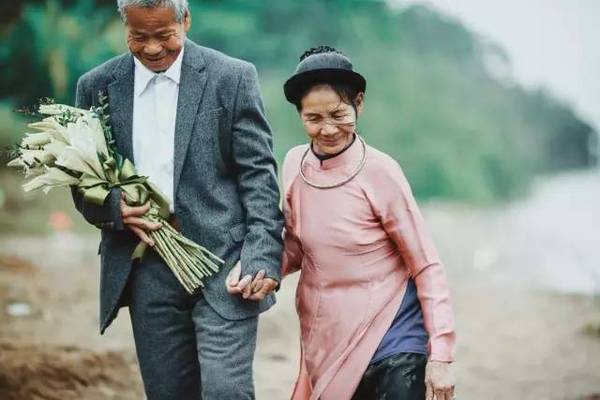 关于夫妻在同一条船上的句子1