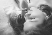 10.男人比女人更浪漫。换句话说，男人的现实和浪漫是明显分开的。第一次见面时，对男人来说最重要的是感觉。
