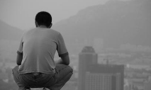 9.时间告诉你什么在老化，记忆告诉你什么在天真。不要总是徘徊在过去的记忆中，昨天的阳光不能使今天的衣服变干。