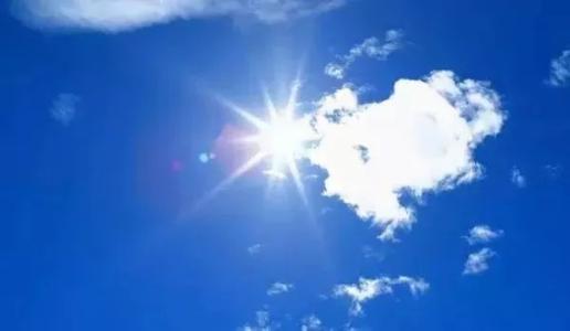 11.夏天又来了，但是我仍然感觉不到来自大海的温暖的风，带着阳光和大海的气味。溪流唱着古老的民谣，不回头就跑到远方。溪流中的阳光静静地摇摆着，眼前闪着耀眼的光芒，仿佛她整个夏天都在摇摆。