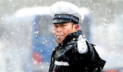 10.不要胆怯，首先要承担责任。 -罗马·罗兰