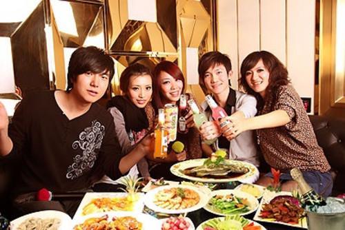 11.对于参加晚会的老同学而言，取得的成就并不重要，因为每个人都在不断使用各种方法来实现自己的生存和价值。