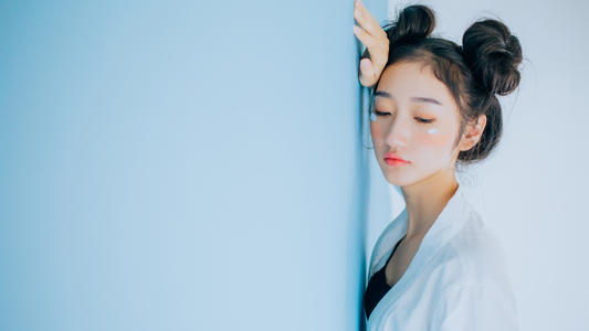 10.花朵灿烂地微笑着，鸟儿快乐地大喊。我的心情和吃蜂蜜一样甜。
