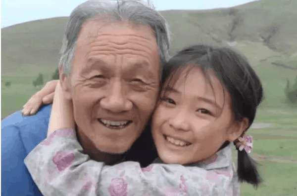 12.父亲的爱是一棵大树，即使在炎热的夏天，它也会为我遮荫。