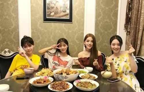12.姐姐，我不介意你一辈子都更爱我。我总是记得你给我的感动。