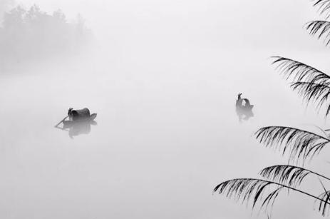 8.转过身往回望，另一面转瞬即逝，那是我不能回去的过去，回想起过去和今天的悲伤和幸福。