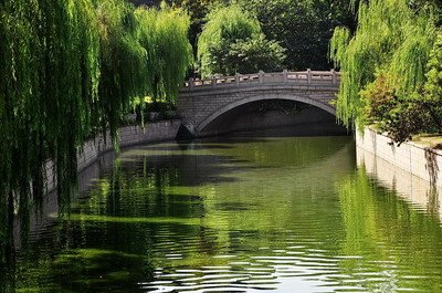 10.无限思考，以光年的速度飞行，只在瞬间在长河里游泳；步履蹒跚，穿越数千英里的河流和山脉，无论您身处30,000英尺的天空中，还是远离大海，触及心灵深处的那一刻都是永恒的。在一个陌生的地方，让我的祝福伴随您克服一切困难和危险，走向光荣的生活！天气多变，注意自己的身体！