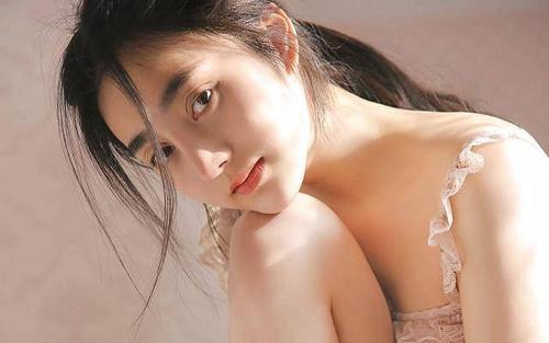 11.薄雾笼罩着世界的过去；相思，见面后分开。一个美丽的梦想，光明和孤独的回忆；一朵落花，诉说着无尽的归还日期。