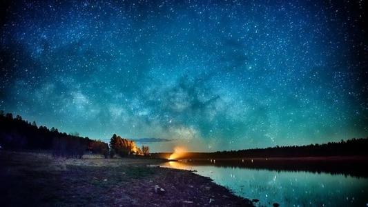 11.在炎热的夏天，夜晚笼罩着大地，明亮的月亮高高悬挂在天空中，稀疏的星星快乐地闪烁着。