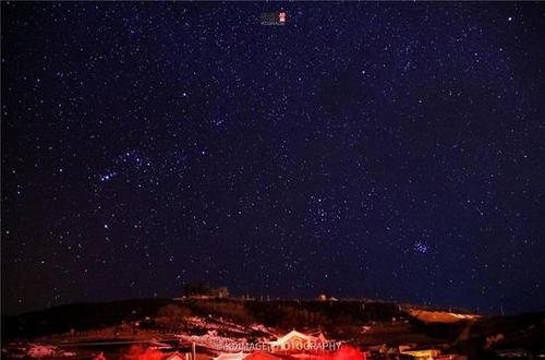 10.一颗闪闪发光的流星，像一滴水从河上溅出，飞出银河系，滑过深蓝色的夜空，无声地落到了北方。