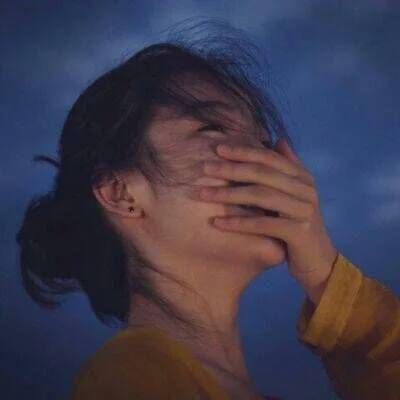9.漫长的清晨之后，在薄雾笼罩的纱布的温暖中，在花鸟的芬芳中徘徊，这就像在向外面的繁荣告别，但是在这个昏昏欲睡的校园里，生活的味道是白色的，像内心的精神。向上。我深吸了一口气。今天又是一天。我的生活比她长，但又忧郁。