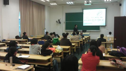 10.他挺直，表情很严肃，注视着黑板的眼睛非常专注，甚至没有眨眼，好像他在认真地听着，思考着老师提出的问题。他旁边的同学给了他一个偷看的感觉，觉得他是一个非常好的学生，想必他一定很清楚这个问题。但是当老师要求所有人在回答后做笔记时，他仍然看着黑板，表情一样。他旁边的学生满是黑线