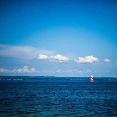 9.愿我的短信到来：幸福会温柔地拥抱你，如果遇到困难，你会让步，liuxue86.com会低下头静静地走开，寂寞会看到你在身边，积香会特别照顾对你来说，幸福永远是你的微笑，新的一周快乐。
