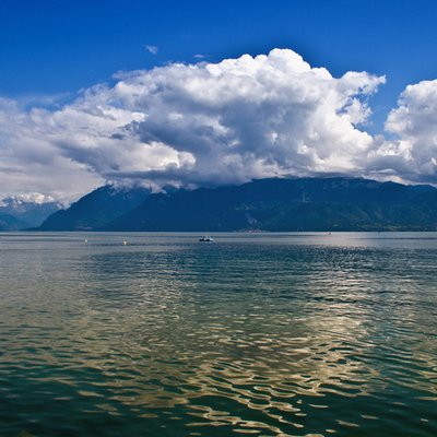 11.向天空许个愿，只希望您安全健康；与思想交流礼物，并给您带来幸福；写一条问候短信，只是想激发你；寄出真诚的祝福，只想看，直到你都笑了。一定要开心！