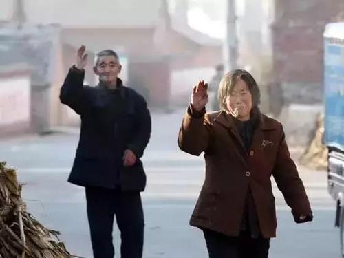 12.当早晨第一缕阳光醒来时，我在想你。当第一朵花在阳光下绽放时，我在想你。当下午微风轻拂时，我在想你。当梦想成真时，我在想你！