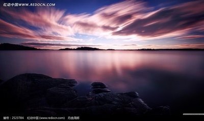 9.我希望我的祝福是源源不断的溪流，在你的心中静静地流淌。我希望我的关心是枫叶，轻轻地摇着秋天的气息，吹起朋友的问候，国庆节快乐！注意你的身体。