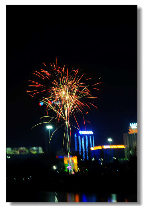 9.向左，向右和向后看；看起来笔直，侧身和向后。看来您是最可爱的，祝您永远幸福！传递思想，传递温暖的祝福，关心和真诚的友谊。