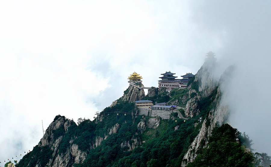 9.元宵节上的龙灯，月亮是圆的，心中充满欢笑；爱情是圆圆的，人是团圆的，财富和财富是好运；圆形灯笼粘又粘，在你的嘴里又甜又甜。灯笼快乐又来了，愿万物降临！